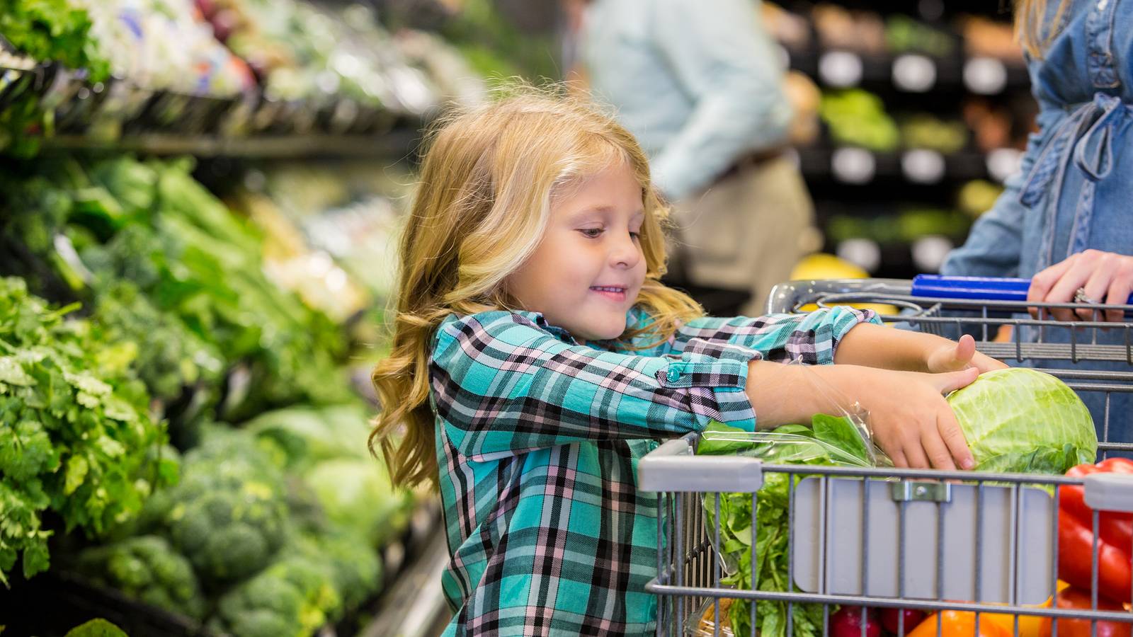 Family in grocery store making the healthy choice the easy choice.