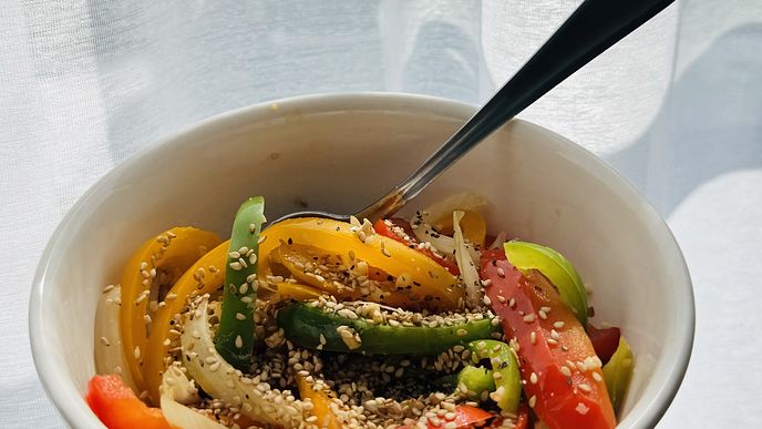 red and green peppers with seasoning