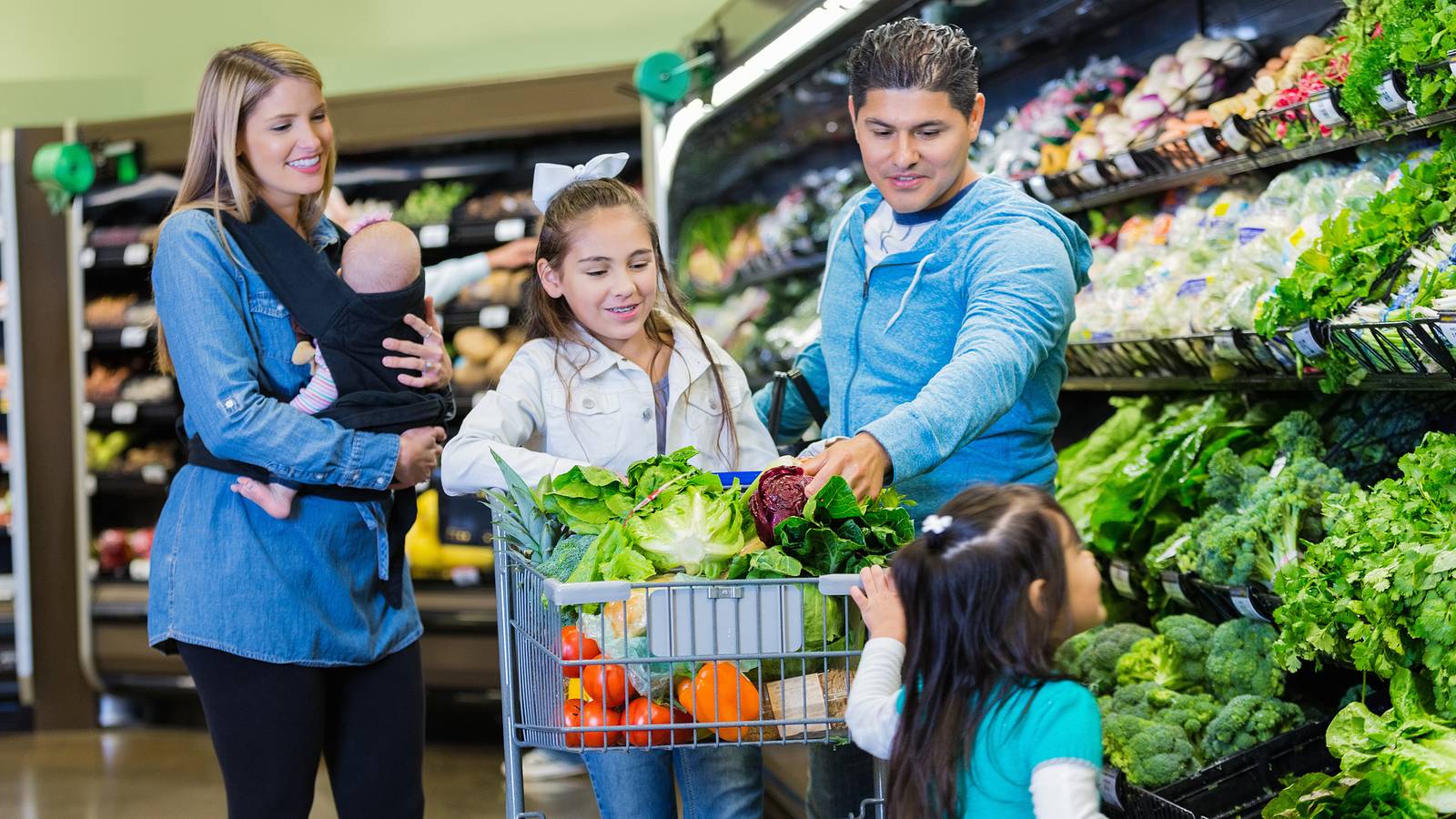 Image of family selecting produce in a grocery store for Partnership for a Healthier America's website.